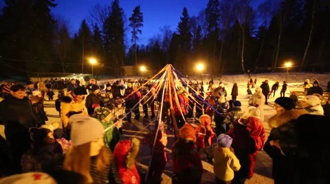 People commit ritual at night during Shrovetide 库存影片 62148713