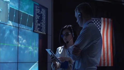 People communicating in space flight center 動画素材 79078393
