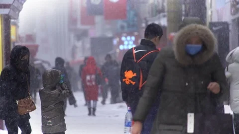 People commuting in snowfall in China, Shenyang Vidéo 84700565