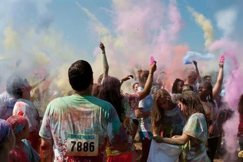People create color explosion at bubble palooza event Foto stock