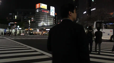 People cross a busy intersection in Ginza, Tokyo. Stock-Footage 25822189