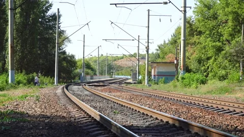 People cross the railway while there are no trains Stockbeeldmateriaal 138795876