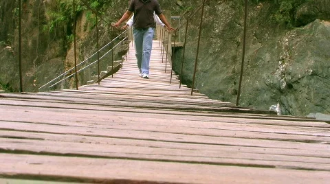 People Crossing Bridge 2  Видео 285985