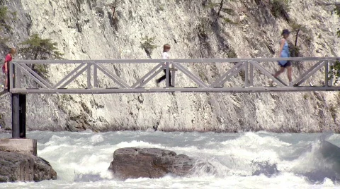 People crossing a bridge. Video stock 110090