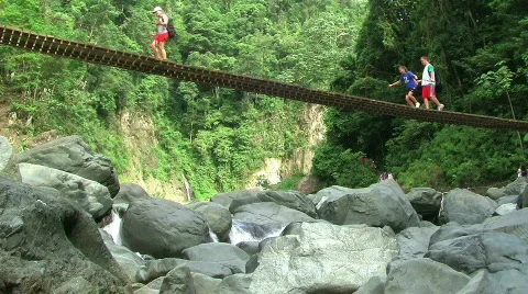 People Crossing Bridge  Видео 285904