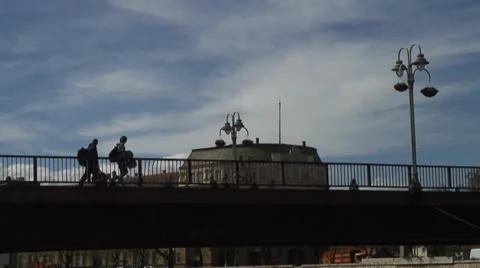 People crossing the bridge 動画素材 37429433