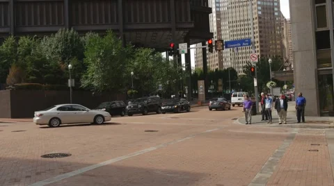 People crossing city intersection 動画素材 40049724