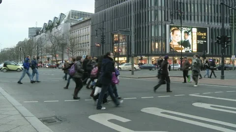 People crossing  Video stock 1079936