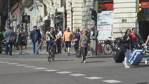 People crossing the Gran Via street to Edificio Metropolis in central Madrid. 库存影片 90780633