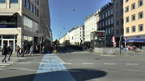 People Crossing at a Road Junction in Central Copenhagen Video stock 68334402
