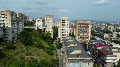 People crossing rusty footbridge between apartment buildings 库存影片 285652342