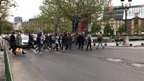 People crossing at stop light 動画素材 106935931