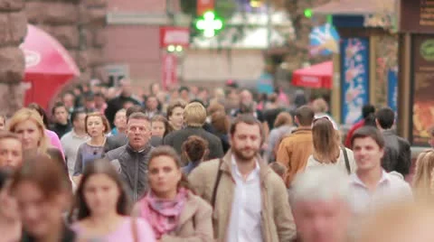 The people crowd in the city, EXTRA STRONG ZOOM Видео