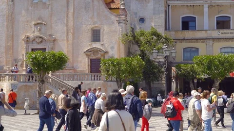 People in crowded sunny square Piazza IX Aprile town Taormina in Sicily Stock Footage 124330654
