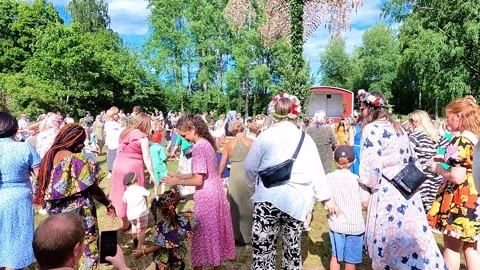 People dance around the midsummer pole during the Swedish holiday celebration Video stock 315109802