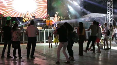 People dancing and having fun at a rock Vidéo 68481110