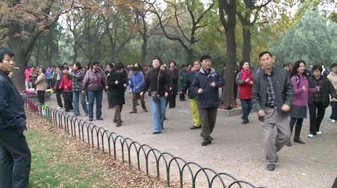 People dancing in park Beijing Vidéo 10588174