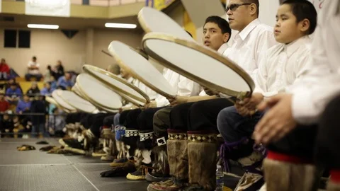 People dancing singing chanting kivgiq Vidéo 104257539