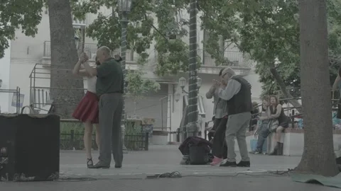People dancing tango on the street in Buenos Aires and the crowd watching them Stock-Footage 345138878