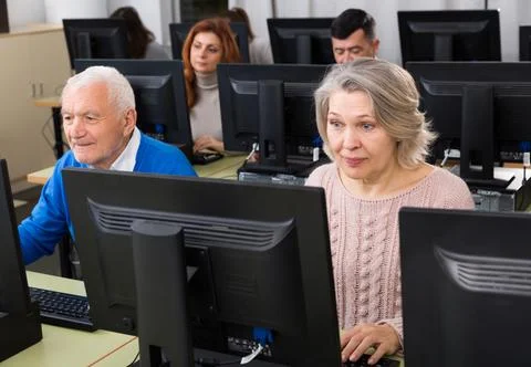 People of different ages learning to use computers Stockfoto's