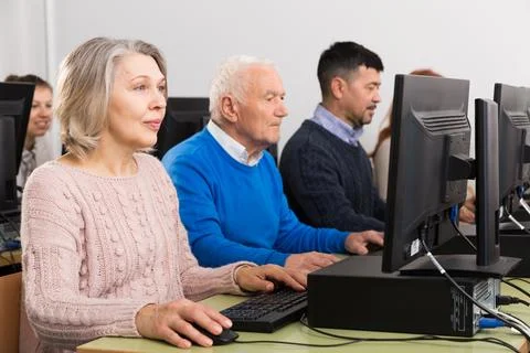 People of different ages learning to use computers Fotos de archivo