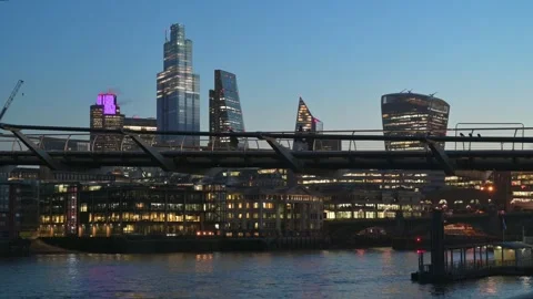 People in the distancing going to work - early morning view of Millennium Bridge 스톡 동영상 317911727