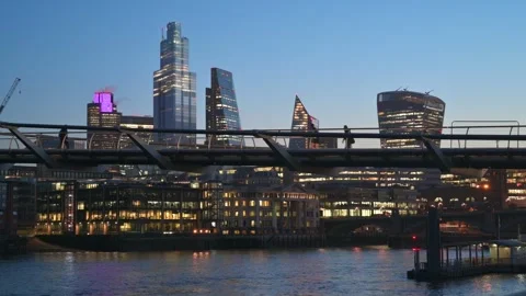 People in the distancing going to work - early morning view of Millennium Bridge 스톡 동영상 317911732