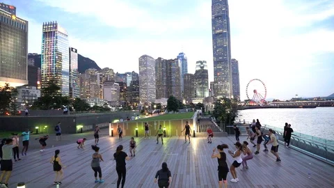 People doing workout in Tamar Park, Hong Kong Vidéo 124987373
