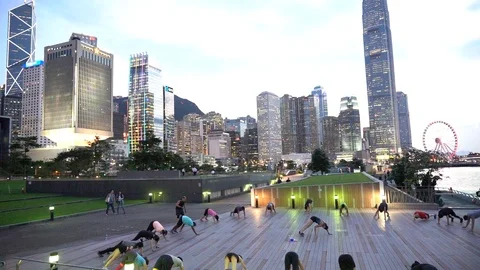 People doing workout in Tamar Park, Hong Kong Vidéo 124987380