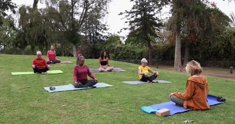 People doing yoga class keeping social distance at city park Vídeo Stock 151681576