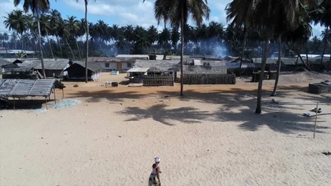 People dragging fish net on Mandoukou beach Video stock 97981038