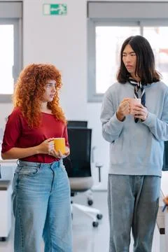 People drinking coffee while having a break from work at the office. Foto stock