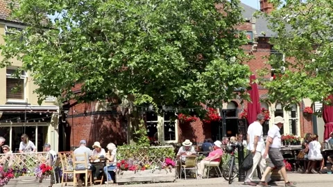 People drinking at the red lion pub on a sunny day Stock-Footage 137274567