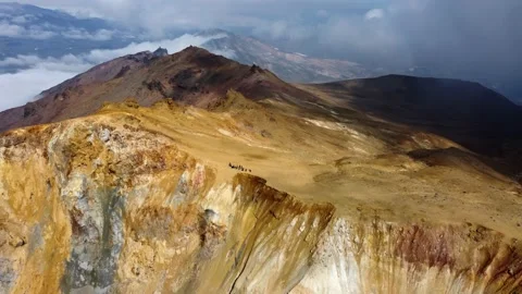People on the edge of curating a bigger volcano 库存影片 167804904