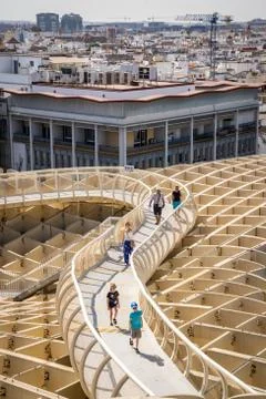 People on the elevated walking platform of Seville's Metropol Parasol, La Foto stock