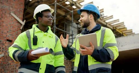 People, engineer and talking at site with tablet, planning and inspection r.. Foto stock