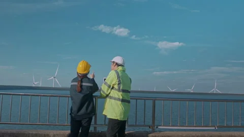 People engineer are wearing a protective helmet on head, using tablet Analyti Vidéo 169240445