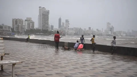 People enjoy high tidal waves at Worli Seaface 스톡 동영상 76993893