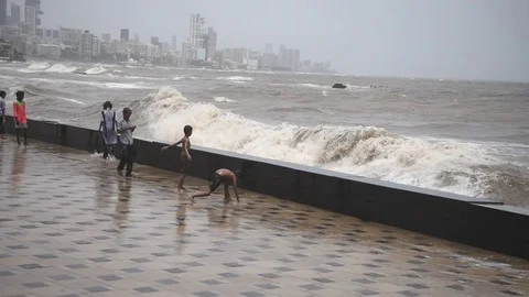 People enjoy high tidal waves at Worli Seaface 스톡 동영상 76994996