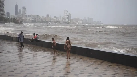 People enjoy high tidal waves at Worli Seaface 스톡 동영상 76995609