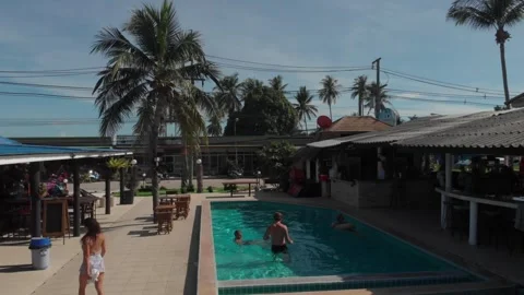People enjoying the pool Vidéo 260468143