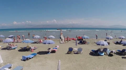 People enjoying on the sandy beach Vídeo Stock 60139581