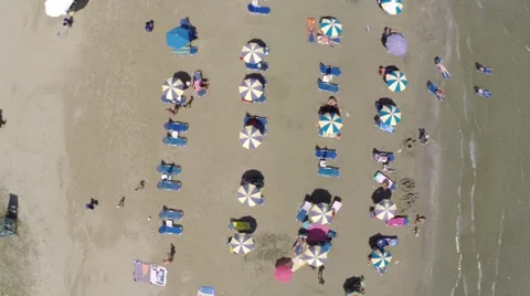 People enjoying on the sandy beach Vídeos de archivo 60139597