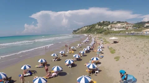 People enjoying on the sandy beach Vidéo 60139786