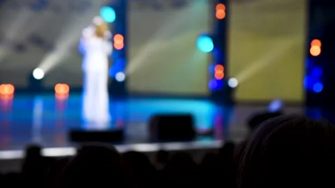The people enjoying the singer on the stage 库存影片 270304842