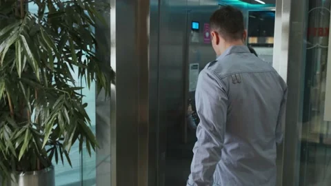 People enter the mall elevator Vidéo 170761744