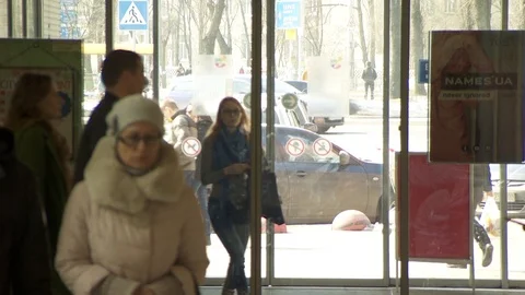 People enter the mall through sliding doors. Stock-Footage 113566433