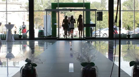 People enter through the automatic glass door on presentation Video stock 67513738