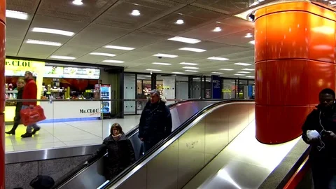 People on an escalator Vídeo Stock 71947313