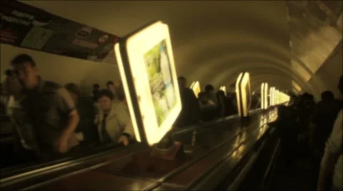 People On Escalator in subway 스톡 동영상 46583179